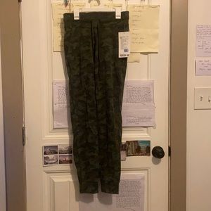 Women’s Lululemon army green Camo joggers